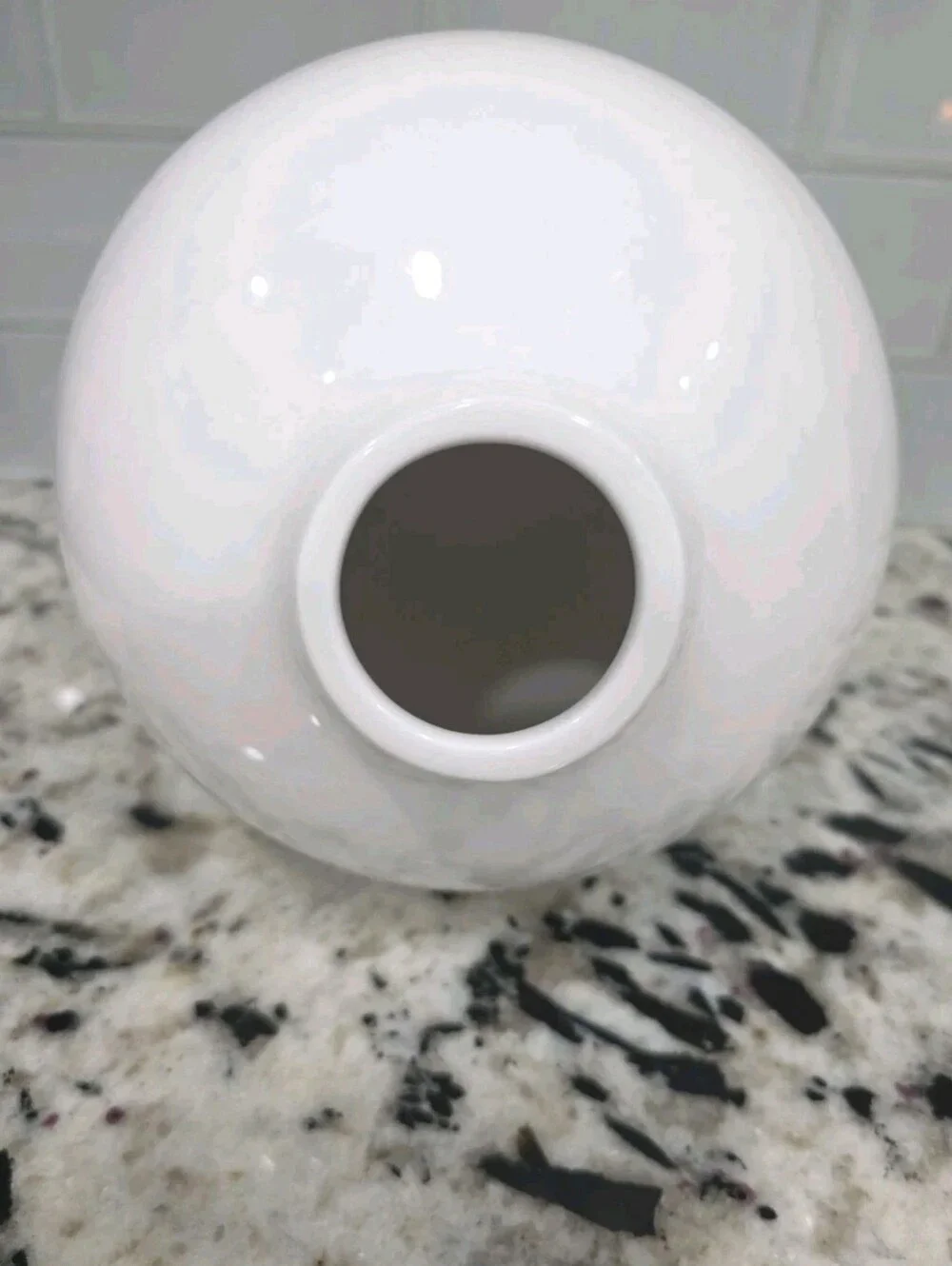 Glossy White Smooth Finish Ceramic Decorative Home Decor Floral Arrangement Vase
